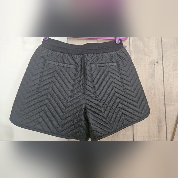ATHLETA Apres Ski quilted Short Zip Pockets in black. Size 4 - Picture 7 of 15